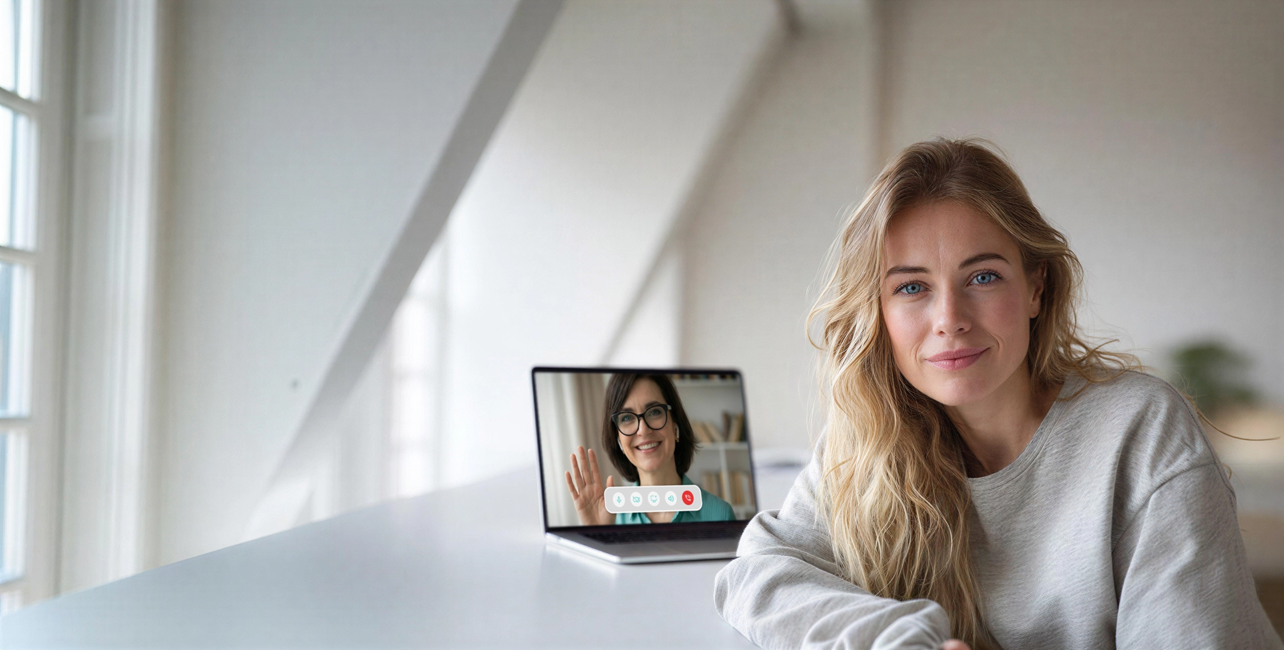 Онлайн консультация с психологом — путь к внутреннему спокойствию Девушка улыбается во время консультации с онлайн психологом