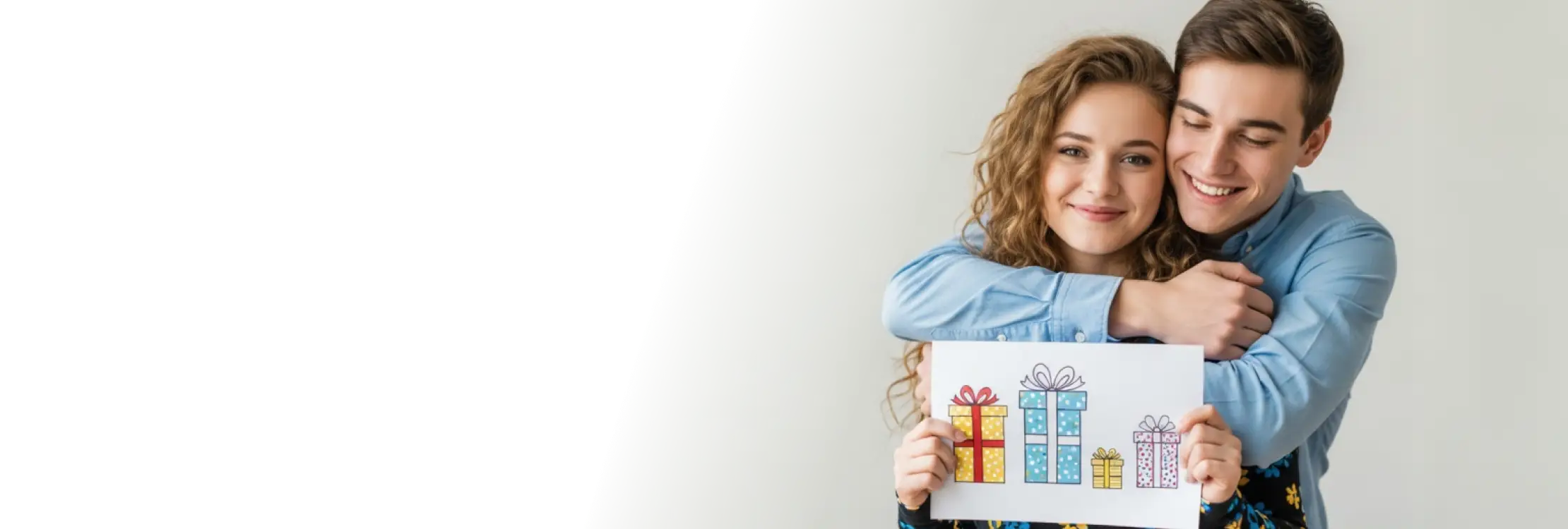 Подарите близким поддержку — сертификат на онлайн-терапию РешимО Счастливая пара с подарком сертификат на психологическую поддержку